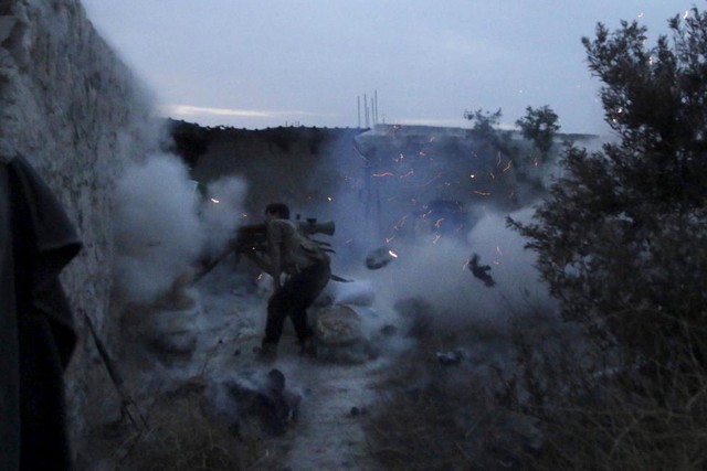 Chiến binh phiến quân Syria nã đạn nhằm vào quân đội chính phủ tại thành phố Aleppo.