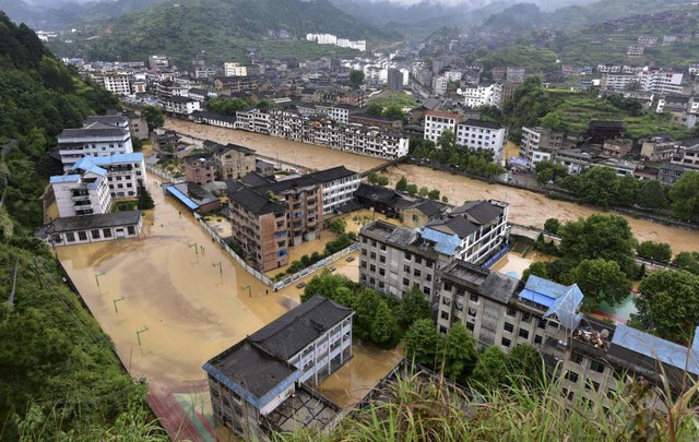 Các ngôi nhà ngập trong nước lũ tại huyện Lôi Sơn, tỉnh Quý Châu, Trung Quốc.