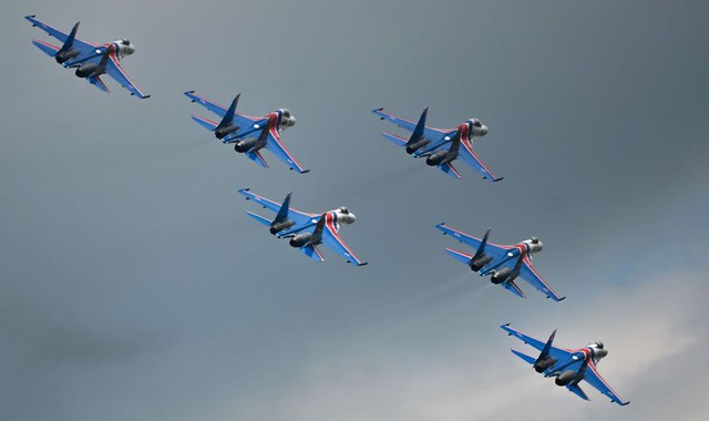 Phi đội Russian Knights bay trình diễn với các máy bay chiến đấu Su-27.