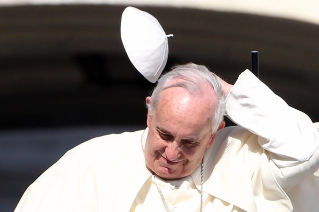 Giáo hoàng Francis bị gió thổi bay mũ đội đầu khi đang thuyết giảng tại quảng trường St. Peters ở Vatican.