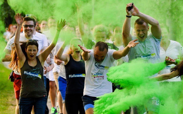 Mọi người chạy qua bột màu trong cuộc thi chạy Colour Run 2015 tại thành phố Minsk, Belarus.