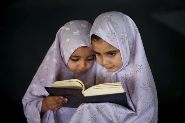 Các bé gái người Palestine đọc kinh Koran trong một nhà thờ Hồi giáo ở thành phố Gaza.
