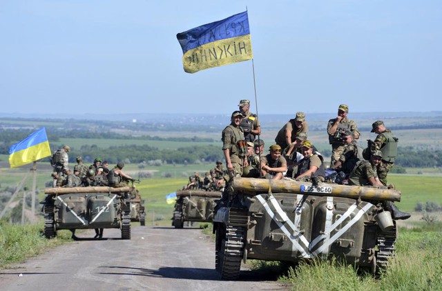 Quân đội chính phủ Ukraine tập trung trên xe bọc thép tại con đường dẫn vào ngôi làng Vidrodzhennya ở ngoại ô Artemivsk, vùng Donetsk.