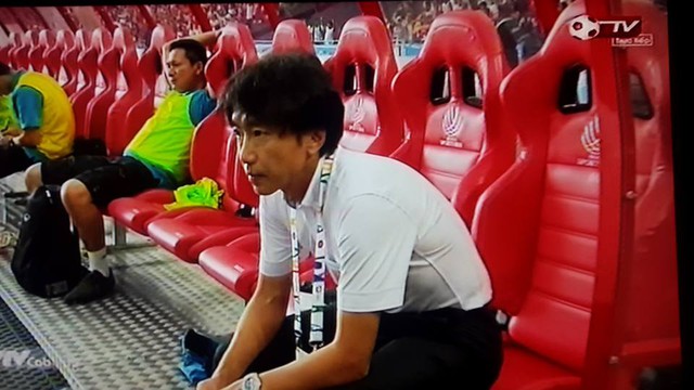 Ông Miura buồn bã trên băng ghế huấn luyện.