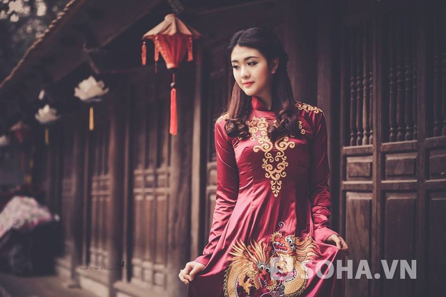 Trong bộ ảnh mới nhất của mình, Minh Phương đã lựa chọn bộ trang phụ áo dài đỏ để tôn lên vẻ đẹp duyên dáng của người con gái Hà Nội.