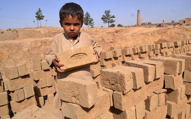 Cậu bé làm việc trong một nhà máy gạch ở thành phố Quetta, Pakistan.