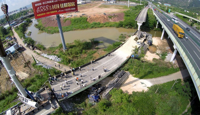 Một đoạn đường cao tốc bị sập tại thành phố Hà Nguyên, Trung Quốc.