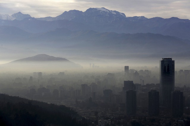 Sương mù bao phủ thành phố Santiago, Chile.