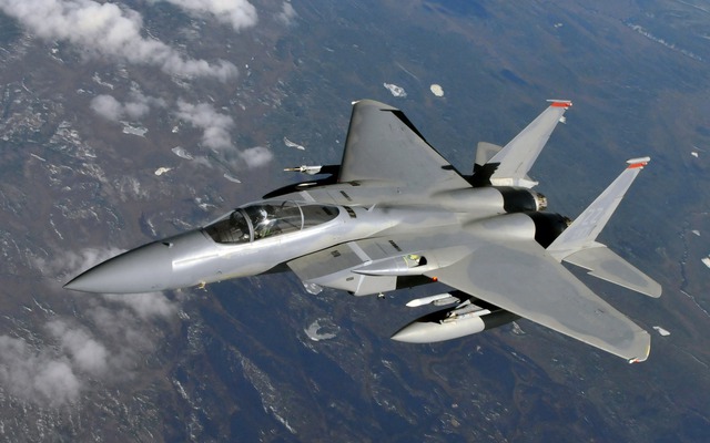 C ùng với một pháo 20mm ở bên cạnh cửa hút gió cánh phải. Ngoài ra, F-15 Eagle có thể tiêu diệt được vệ tinh nếu như nó được trang bị tên lửa thích hợp.