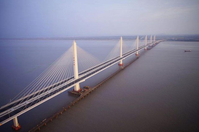 Hình ảnh chiếc cầu Jiashao Cross-Sea bắt qua sông Tiền Đường, nối thành phố Jiaxing và Shaoxing thuộc tỉnh Giang Tây (ảnh chụp vào ngày 17/6/2013).