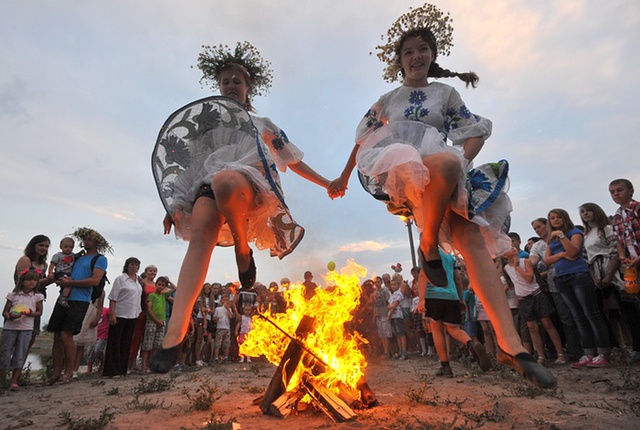 Mọi người nhảy qua đống lửa trong lễ kỷ niệm ngày Ivan Kupala - một ngày lễ truyền thống Slavic tại Belarus.