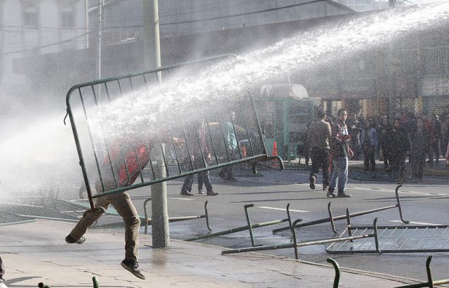 Cảnh sát phun nước giải tán sinh viên biểu tình đòi cải cách hệ thống giáo dục ở Valparaiso, Chile.