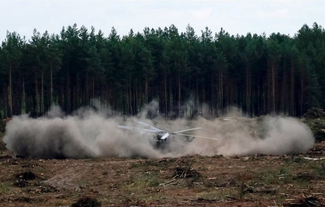 Một chiếc trực thăng Mi-28N thuộc đội bay biểu diễn Berkuts nổi tiếng của Không quân Nga bất ngờ bị rơi và bốc cháy trong biểu diễn tại cuộc thi quân sự Aviadarts 2015 ở trường bắn Dubrovichi gần Ryazan, Nga.
