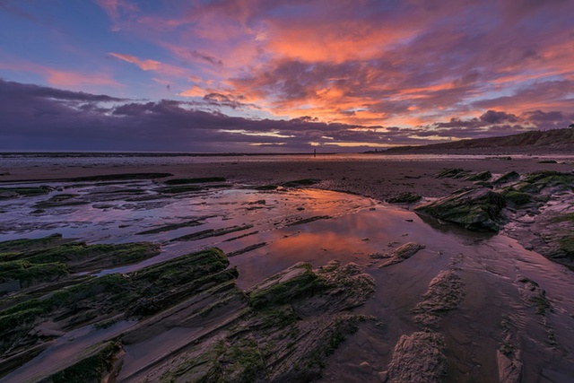 Cảnh bình minh tuyệt đẹp trên vịnh Doniford ở Watchet, Somerset, Anh.