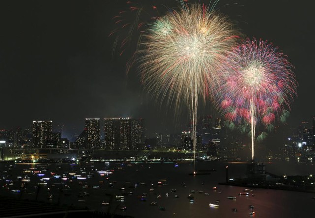 Màn bắn pháo hoa rực rỡ tại lễ hội pháo hoa được tổ chức trên vịnh Odaiba ở Tokyo, Nhật Bản.