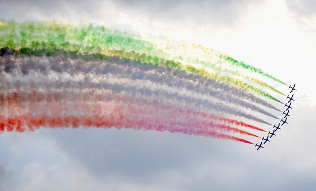 Phi đội bay biểu diễn Frecce Tricolori của Không quân Italia bay trên bầu trời Livorno.