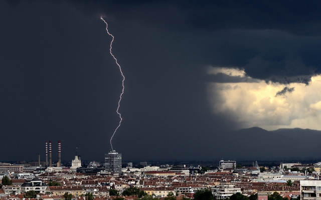 Sét đánh trúng đỉnh một tòa nhà cao tầng trong trận bão ở Sofia, Bulgaria.