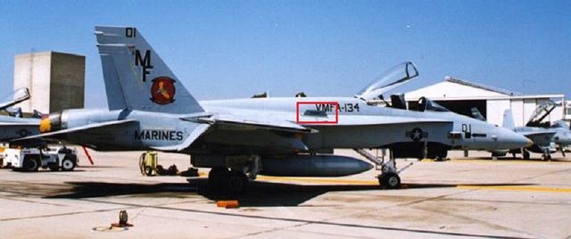 Những chiếc F/A-18 sau này được lắp thêm gờ ngay trên gốc cánh kéo dài nhằm tạo ra một dòng khí xoáy không ổn định để tương tác với dòng khí xoáy do gốc cánh kéo dài tạo ra, nhằm triệt tiêu đi dòng khí xoáy của gốc cánh kéo dài khi tiếp cận cánh đuôi đứng và giúp cánh đuôi đứng không bị nứt và xuống cấp do tác động từ dòng khí xoáy ấy. Không những thế, những gờ này còn giúp máy bay đạt được góc AoA còn cao hơn trước kia