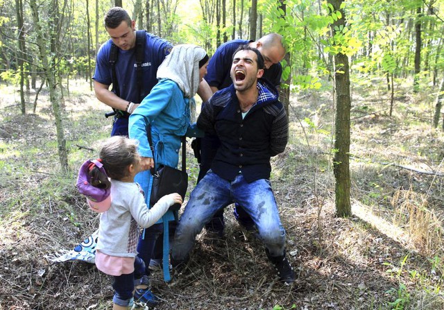 Cảnh sát Hungary bắt giữ một gia đình người di cư Syria sau khi họ vượt qua biên giới từ Serbia.