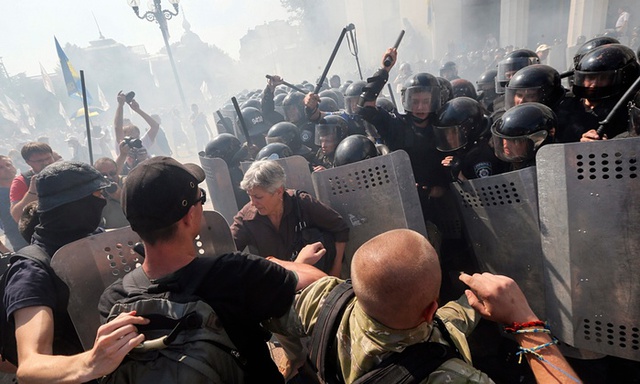 Người biểu tình chống chính phủ đụng độ với cảnh sát bên ngoài tòa nhà quốc hội ở Kiev, Ukraine.