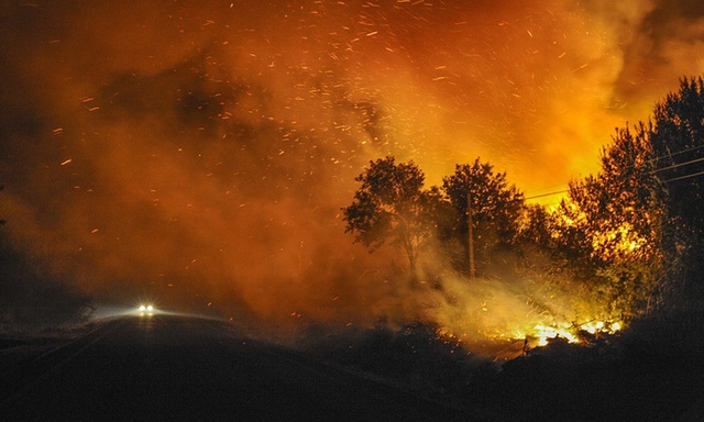 Vụ cháy rừng kinh hoàng ở Cualedro, Galicia, phía tây bắc Tây Ban Nha đã thiêu rụi 2.000 hecta rừng.