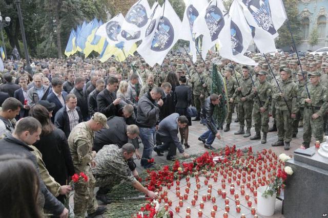 Hàng nghìn quân nhân và người dân Ukraine đặt hoa trước tòa nhà quốc hội ở thủ đô Kiev để tượng niệm 3 cảnh sát thiệt mạng trong cuộc đụng độ với người biểu tình hôm 31/8.