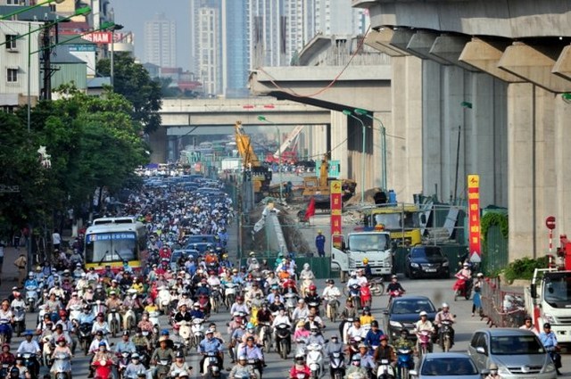 Ông Lê Văn Dương – Phó Tổng giám đốc Ban quản lý dự án tuyến đường sắt Cát Linh – Hà Đông cho biết, phía đơn vị sẽ đẩy nhanh tiến độ thi công để trả lại phần lòng đường cho các phương tiện lưu thông, đồng thời tăng cường người hướng dẫn các phương tiện vượt qua nút giao thông này.