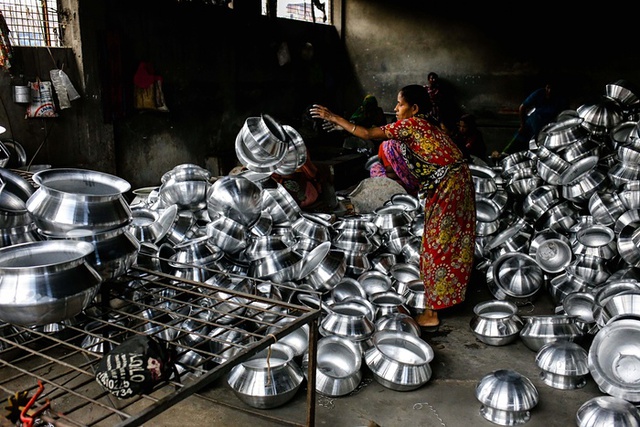 
Người phụ nữ làm việc trong nhà máy sản xuất đồ gia dụng bằng nhôm ở Dhaka, Bangladesh.
