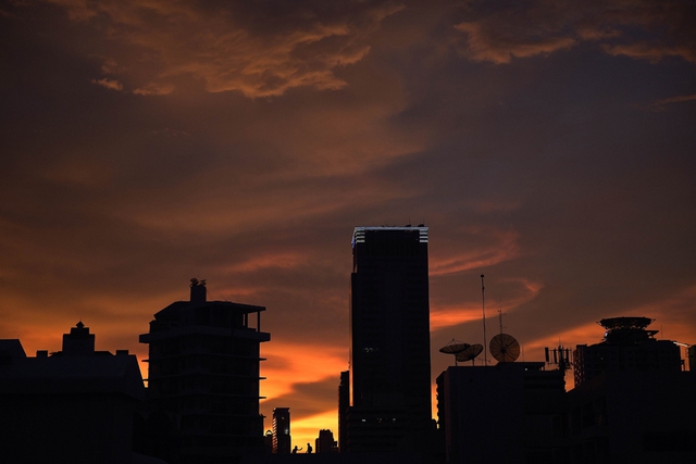 Những tòa nhà cao tầng in bóng trên nền trời lúc hoàng hôn ở Bangkok, Thái Lan.