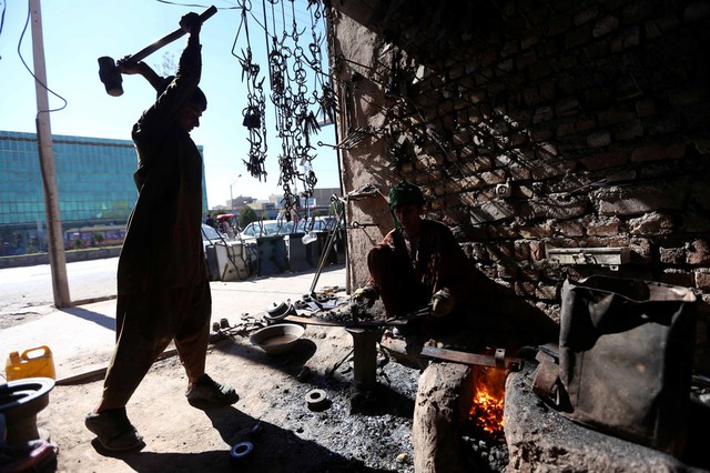 Công nhân làm việc tại xưởng rèn ở thành phố Heart, Afghanistan.