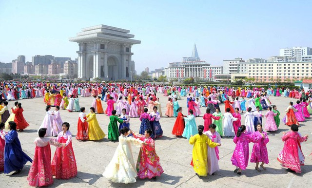 Phụ nữ Triều Tiên nhảy múa tưng bừng tại một quảng trường ở thủ đô Bình Nhưỡng nhân kỷ niệm 83 năm Ngày thành lập Quân đội Nhân dân Triều Tiên (KPA) ngày 25.4.2015.