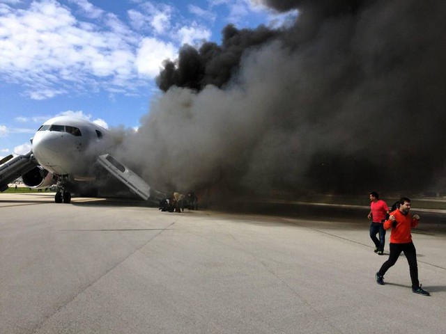 Hơn 100 hành khách và phi hành đoàn phải sơ tán khẩn cấp khỏi chiếc Boeing 767-200ER tại sân bay Fort Lauderdale, Florida do động cơ chiếc máy bay bị bốc cháy.