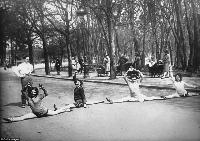 
Có công mài sắt có ngày nên kim: Các vũ công đang tập xoạc chân tại công viên Bois de Boulogne, Paris năm 1930.
