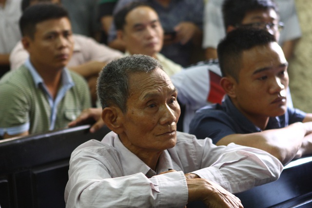 Hình ảnh người cha tiều tụy của Quang Hùng trong phiên xét xử khiến nhiều người phải rớt nước mắt.