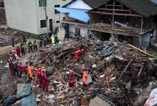 Nhân viên cứu hộ tìm kiếm những người sống sót tại hiện trường vụ lở đất ở thành phố Lệ Thủy, Chiết Giang, Trung Quốc.