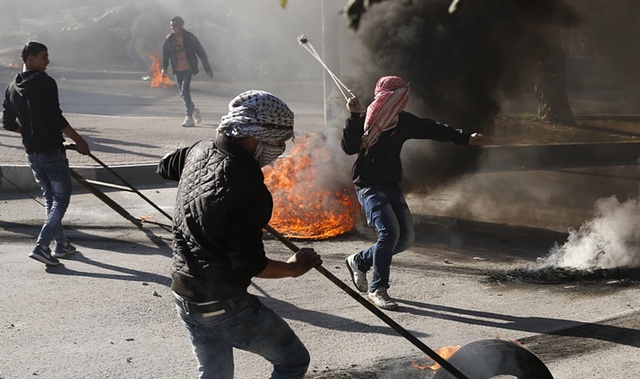 Người biểu tình Palestine sử dụng súng cao su bắn đá vào các binh sĩ Israel trong cuộc đụng độ tại thành phố Hebron, Bờ Tây.