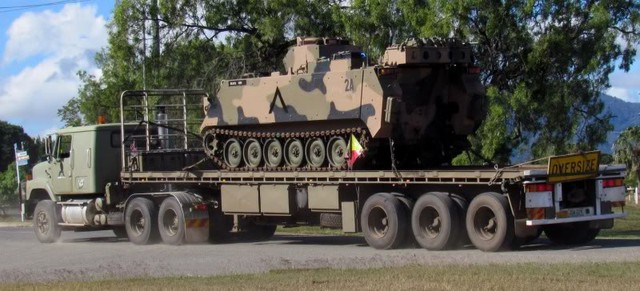 
Phiên bản M113AS4 được vận chuyển bằng xe đầu kéo quân sự Mack tại Australia.
