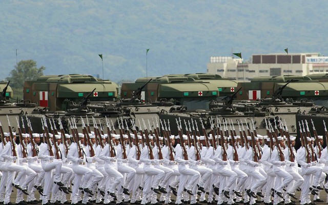 
Lực lượng Hải quân Philippines diễu hành qua lễ đài. Hải quân Philippines khoe tàu chiến và các trang thiết bị quân sự thông qua một video trong khi các binh sĩ của lực lượng này diễu qua lễ đài.

Mới đây, Hải quân Philippines được biên chế thêm 2 khinh hạm - vốn được tân trang lại từ tàu tuần tra của Lực lượng Cảnh sát Biển Mỹ. Hai khinh hạm này đã được triển khai để giúp Hải quân Philippines tuần tra Biển Đông.
