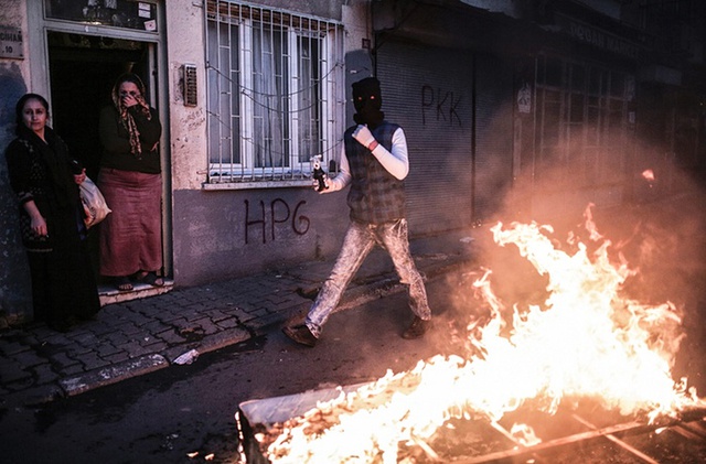 Người biểu tình chuẩn bị ném bom xăng vào cảnh sát tại thành phố Istanbul, Thổ Nhĩ Kỳ.