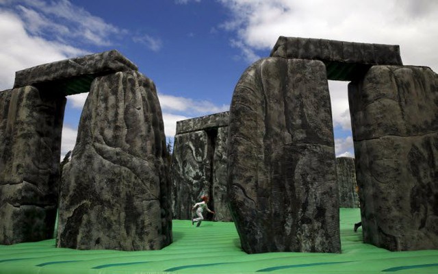 
Bé gái chơi trên nệm hơi có hình giống kỳ quang Stonehenge trong một công viên ở Mostoles, Tây Ban Nha.
