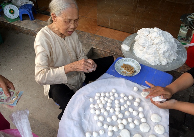 Xếp hàng, hà nội, bánh trôi, bánh chay, tết hàn thực, truyền thống, cầu may, côg ty, doanh nghiệp, mua bánh, cúng, 3/3 âm lịch, xếp-hàng, hà-nội, bánh-trôi, bánh-chay, tết-hàn-thực, truyền-thống, cầu-may, công-ty, doanh-nghiệp, mua-bánh, cúng, 3/3-âm-lịch