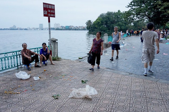 Rác rưởi bên bờ Hồ Tây sau khi chợ đuổi tan phiên.