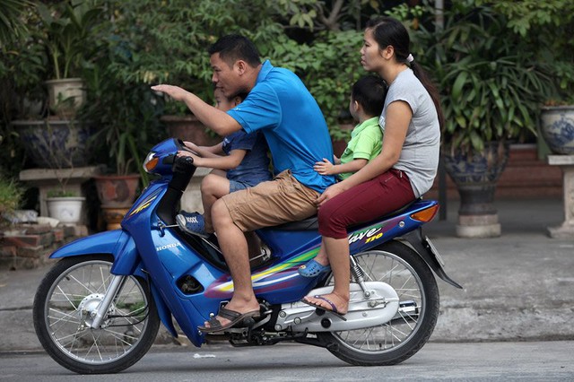 Dễ dãi, chủ quan khi chở trẻ tham gia giao thông khiến nhiều tai nạn đáng tiếc xảy ra. (Ảnh chụp trên phố Trung Kính).