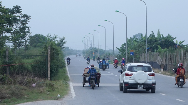 
Dù được thiết kế đến 13 cầu chui trên toàn tuyến đường gần 30km, nhưng người dân vẫn đi ngược chiều để rút ngắn quãng đường.
