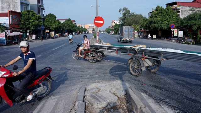 
Chiếc xe máy tự chế, chở hàng có chiều dài quá khổ không quay đầu mà chạy ngược chiều vào hướng đường Hà Nội - Hải Phòng.
