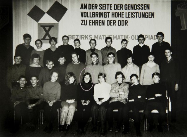 Chụp cùng bạn trong cuộc thi Olympiad Toán học ở Teterow, Đức năm 1971