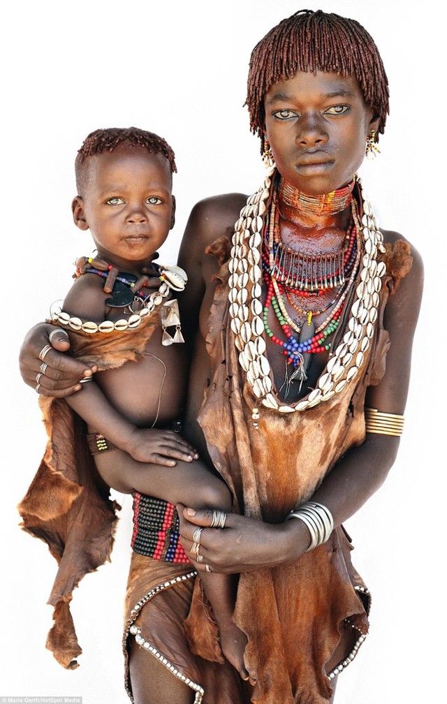 
Hai mẹ con bộ lạc Hamar. (Nguồn: Dailymail)
