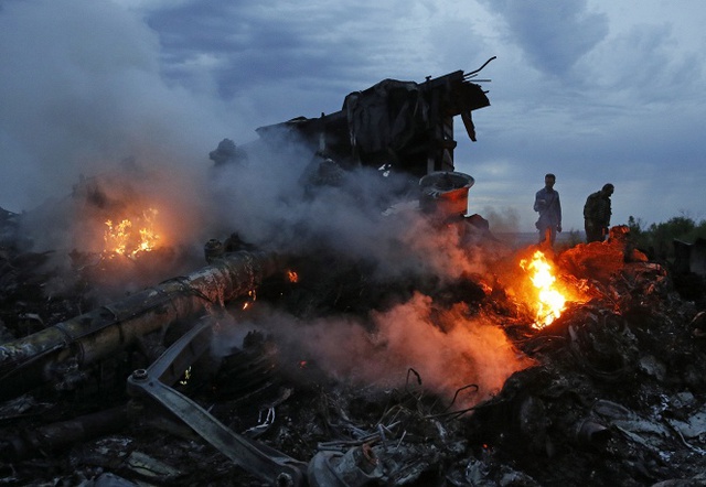 Ngày 17/7/2014, máy bay MH17 của Hãng hàng không Malaysia có lộ trình từ Amsterdam tới Kuala Lumpur đã bị bắn hạ và rơi xuống một ngôi làng ở Ukraine, khu vực đang xảy ra chiến sự giữa quân đội chính phủ và phe ly khai. 283 hành khách và 15 thành viên phi hành đoàn này đã bỏ mạng trong vụ tai nạn thương tâm này.