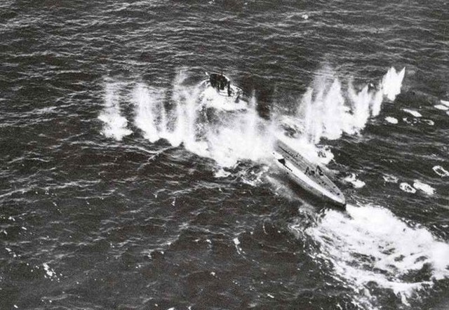 
Đến năm 1943, quân Đồng Minh đã bắt đầu săn tìm U-boat trên biển. Đây là ảnh chụp máy bay Đồng minh ném bom một tàu U-boat.
