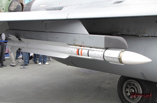 
Tên lửa không đối không tầm trung MICA được thiết kế để bắn hạ nhiều mục tiêu trên không, trong mọi điều kiện thời tiết. Nó có hai phiên bản dẫn đường bằng radar chủ động và tầm nhiệt. Tầm bắn của tên lửa đạt 50 km, tốc độ bay Mach 4.
